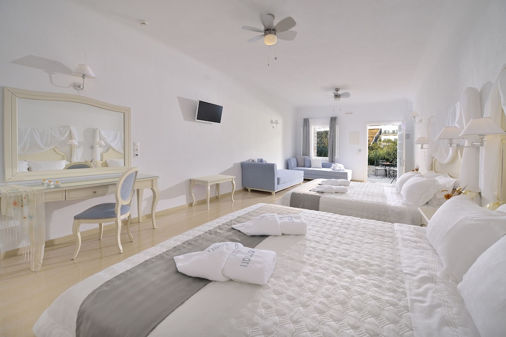 Kamari Hotel — Hotel rooms in Plati Gialos, South Aegean