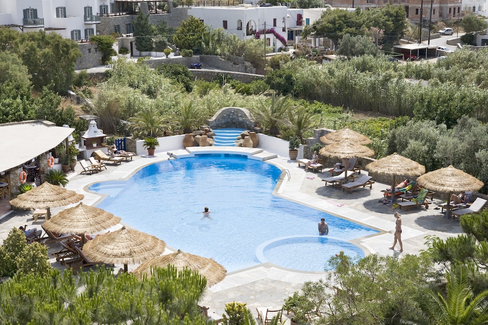 Kamari Hotel — Swimming pool in Plati Gialos, South Aegean