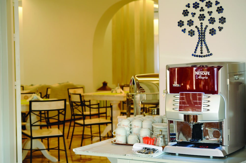 Kamari Hotel — Restaurant & bars in Plati Gialos, South Aegean