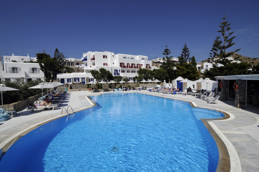 Kamari Hotel — Swimming pool in Plati Gialos, South Aegean