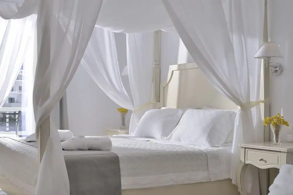 Kamari Hotel — Hotel rooms in Plati Gialos, South Aegean