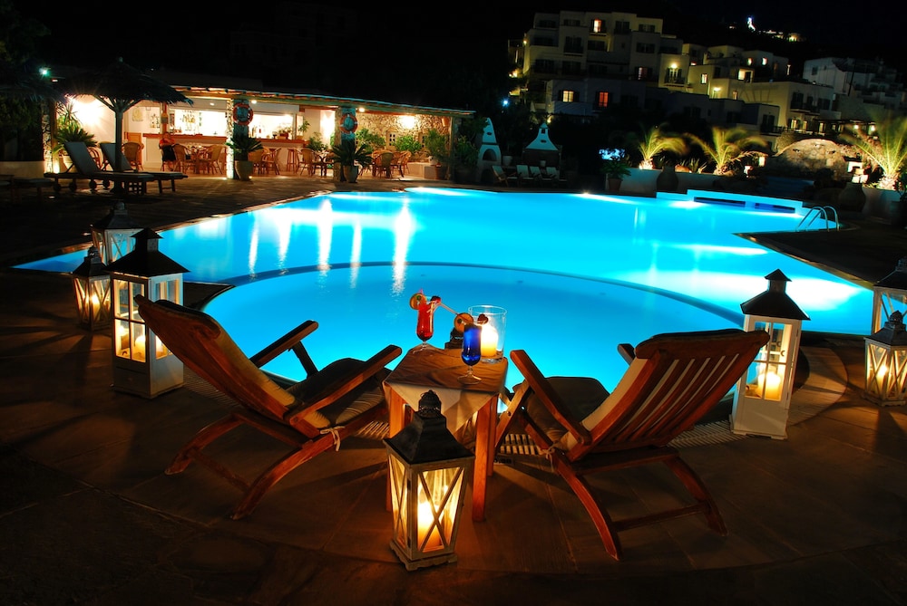 Kamari Hotel — Swimming pool in Plati Gialos, South Aegean
