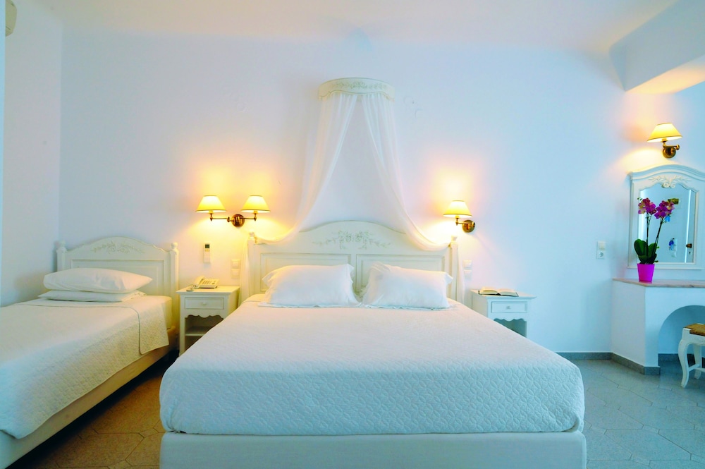 Kamari Hotel — Hotel rooms in Plati Gialos, South Aegean