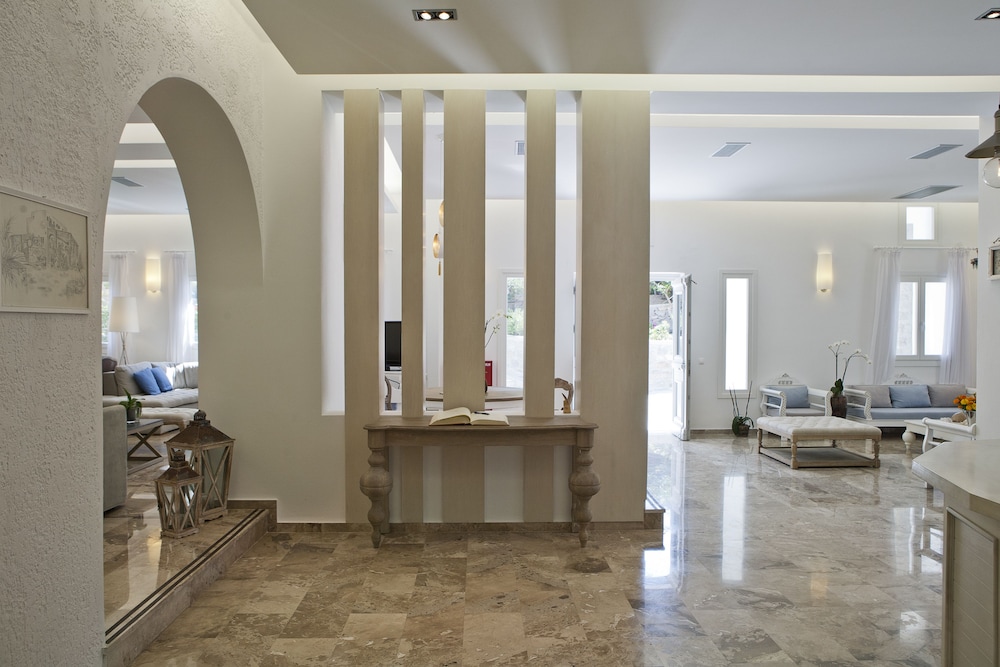 Kamari Hotel — Hotel building in Plati Gialos, South Aegean