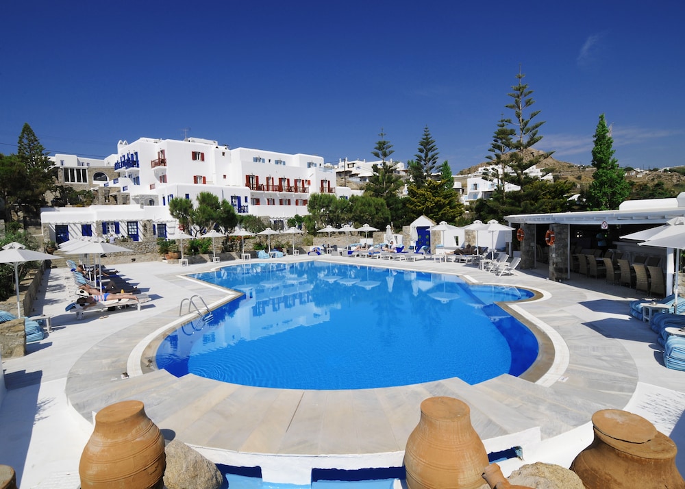 Kamari Hotel — Swimming pool in Plati Gialos, South Aegean