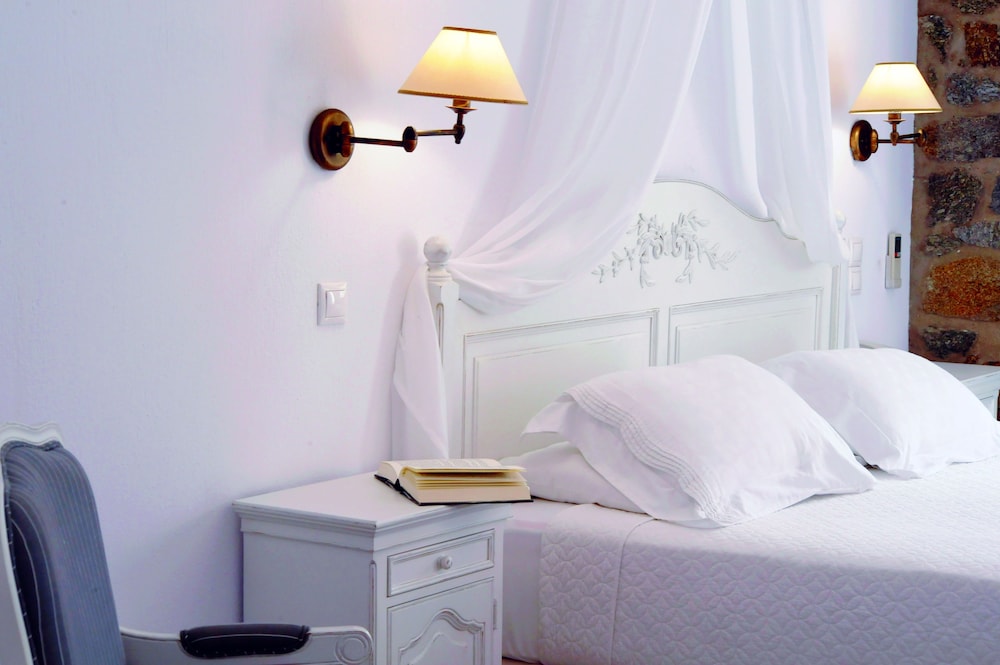 Kamari Hotel — Hotel rooms in Plati Gialos, South Aegean