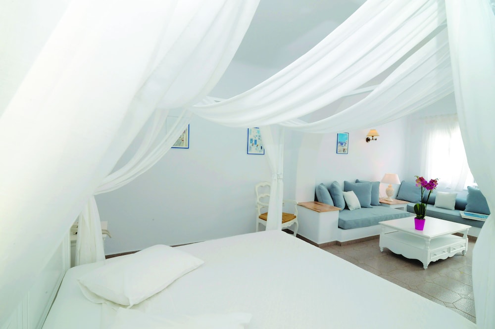 Kamari Hotel — Hotel rooms in Plati Gialos, South Aegean