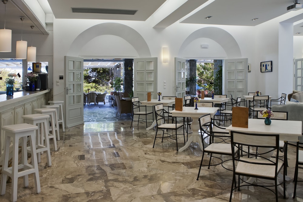 Kamari Hotel — Restaurant & bars in Plati Gialos, South Aegean