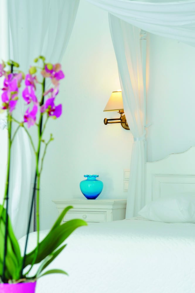 Kamari Hotel — Hotel rooms in Plati Gialos, South Aegean