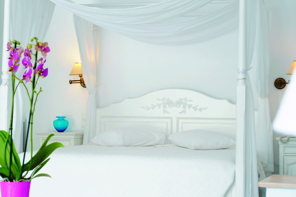 Kamari Hotel — Hotel rooms in Plati Gialos, South Aegean