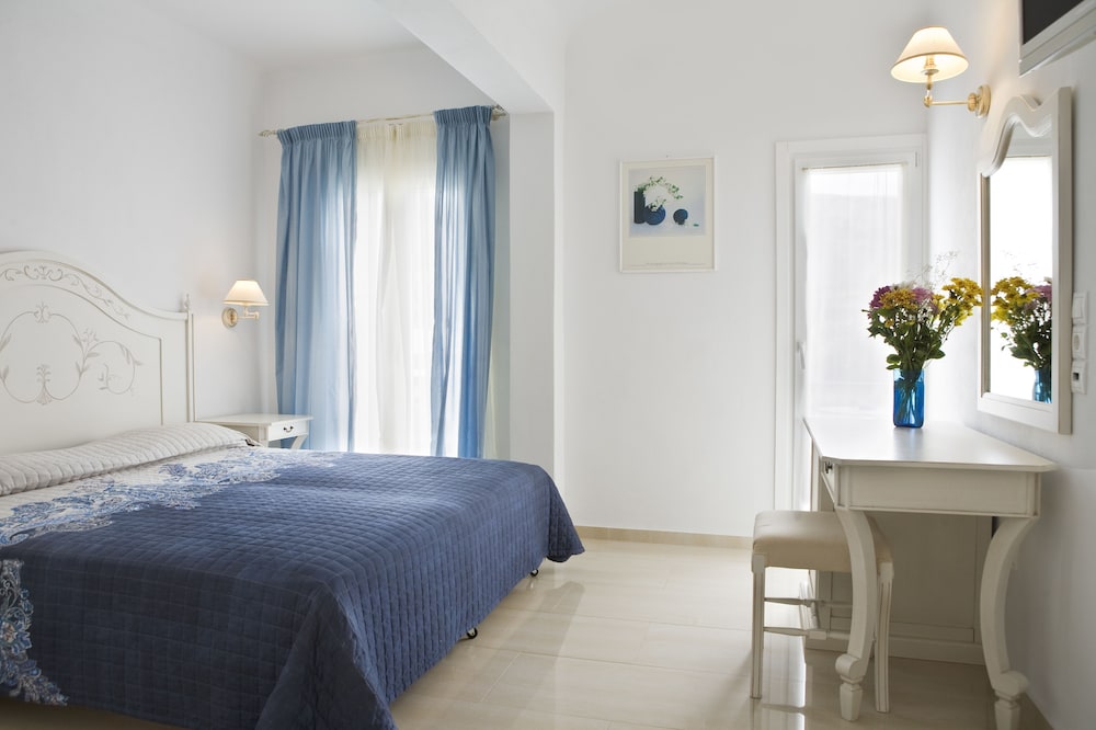 Kamari Hotel — Hotel rooms in Plati Gialos, South Aegean