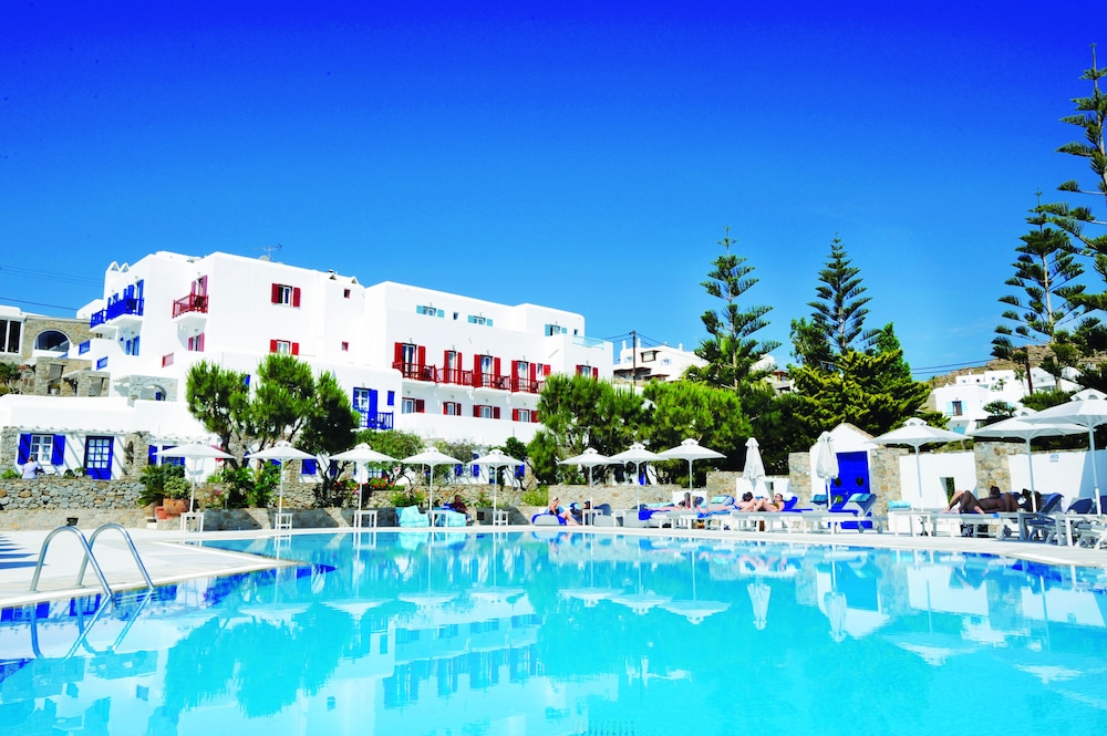 Kamari Hotel — Swimming pool in Plati Gialos, South Aegean