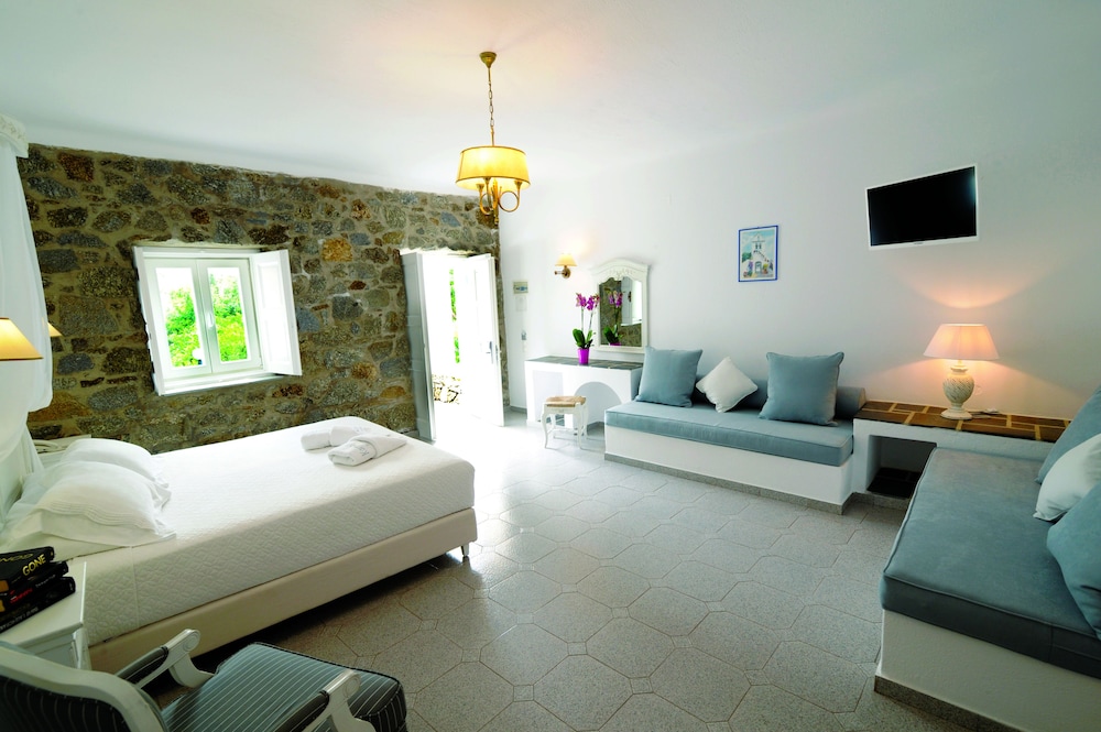 Kamari Hotel — Hotel rooms in Plati Gialos, South Aegean
