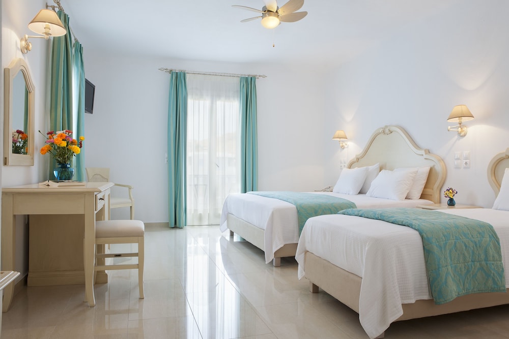 Kamari Hotel — Hotel rooms in Plati Gialos, South Aegean