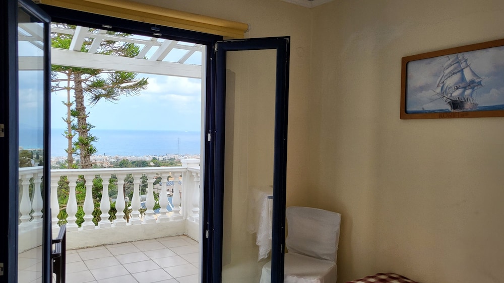 Korifi Suites Collection - Adults Only — Hotel rooms in Hersonissos