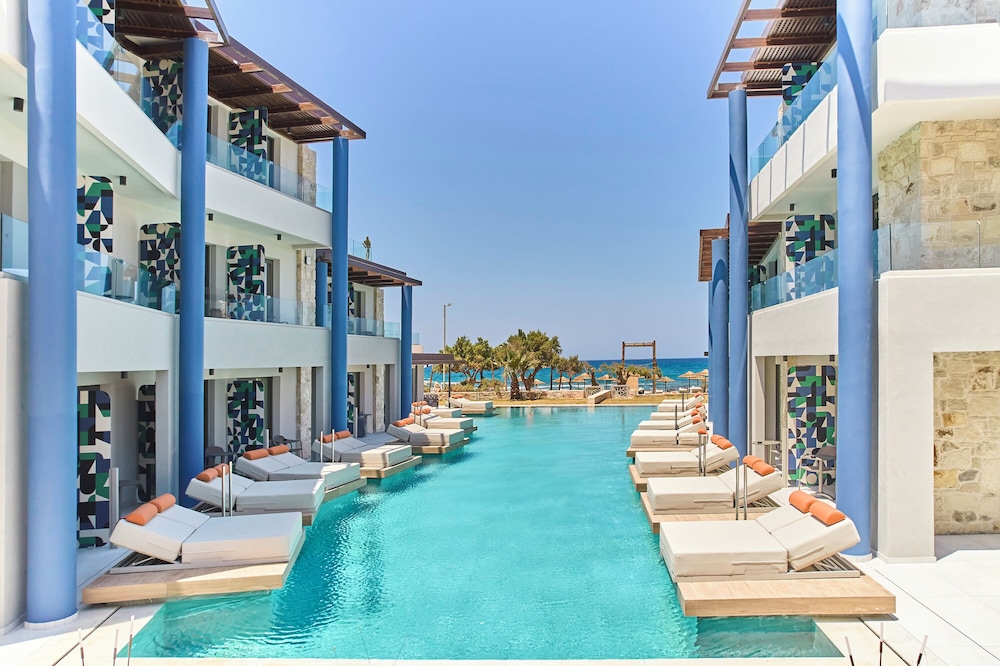 Paralos Kosta Alímia — Swimming pool in Hersonissos