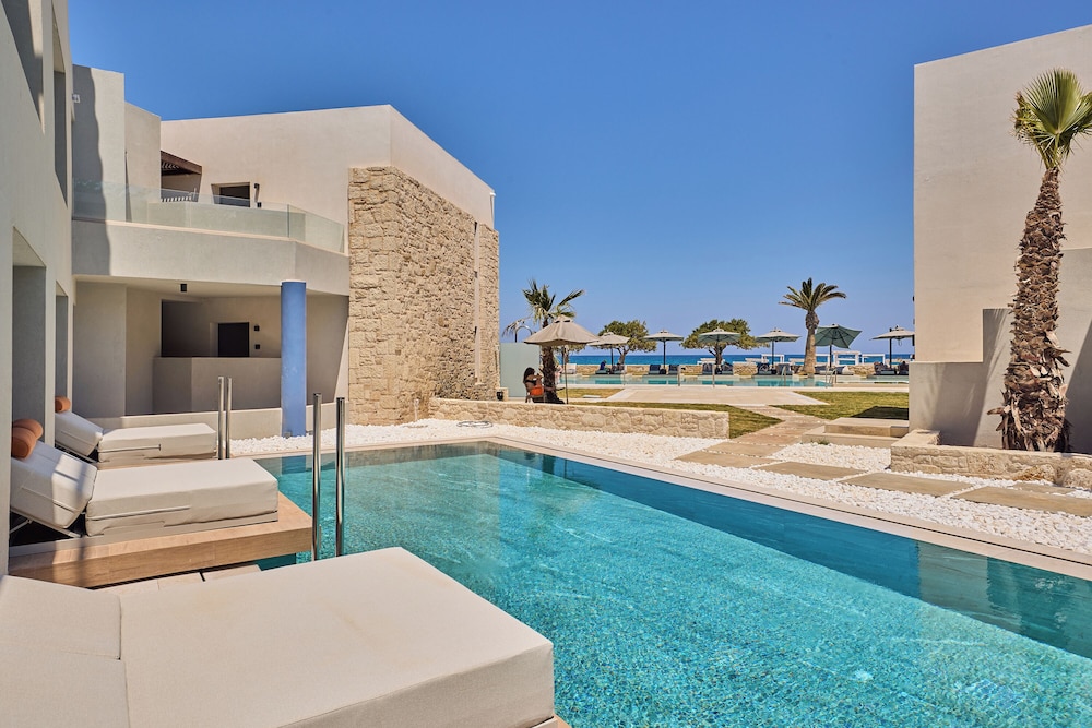 Paralos Kosta Alímia — Swimming pool in Hersonissos