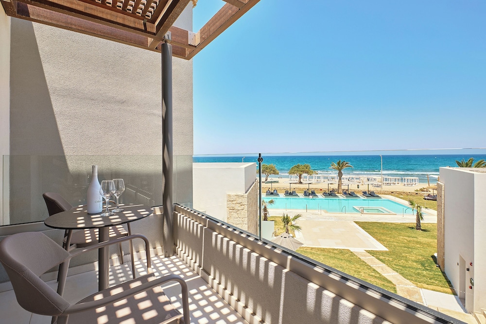 Paralos Kosta Alímia — Swimming pool in Hersonissos