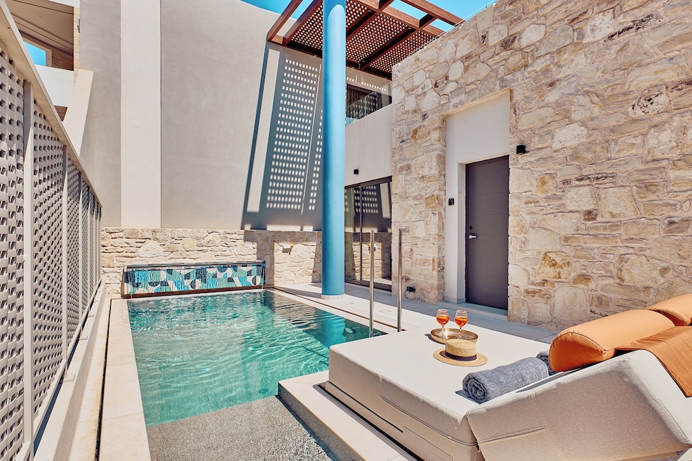 Paralos Kosta Alímia — Swimming pool in Hersonissos