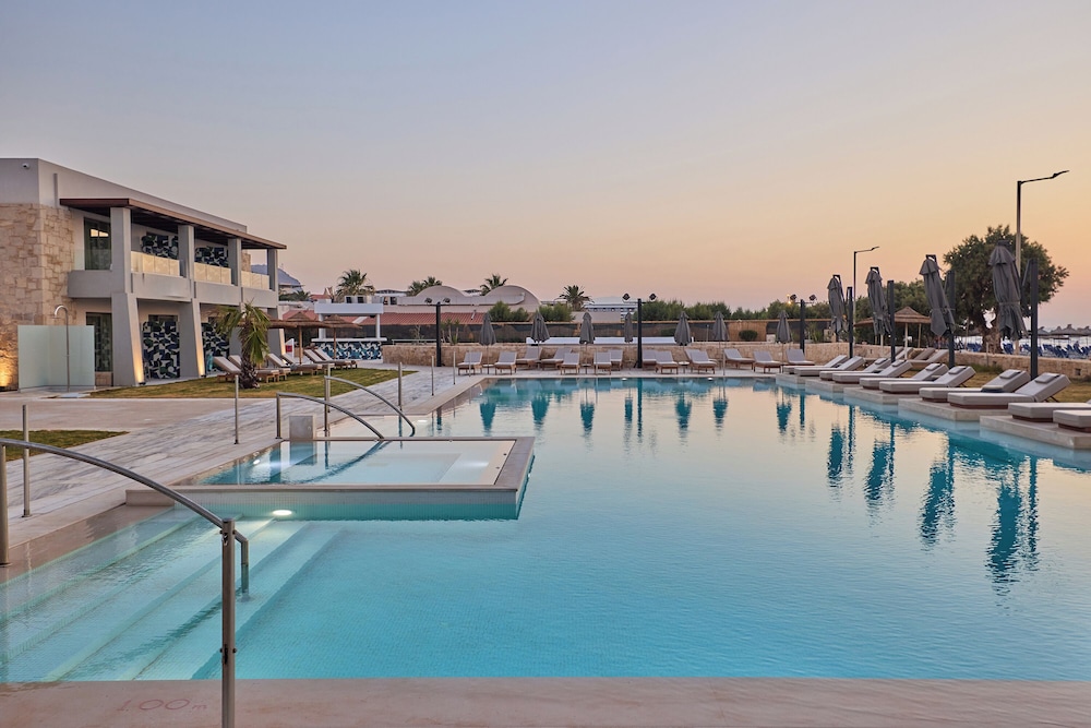 Paralos Kosta Alímia — Swimming pool in Hersonissos