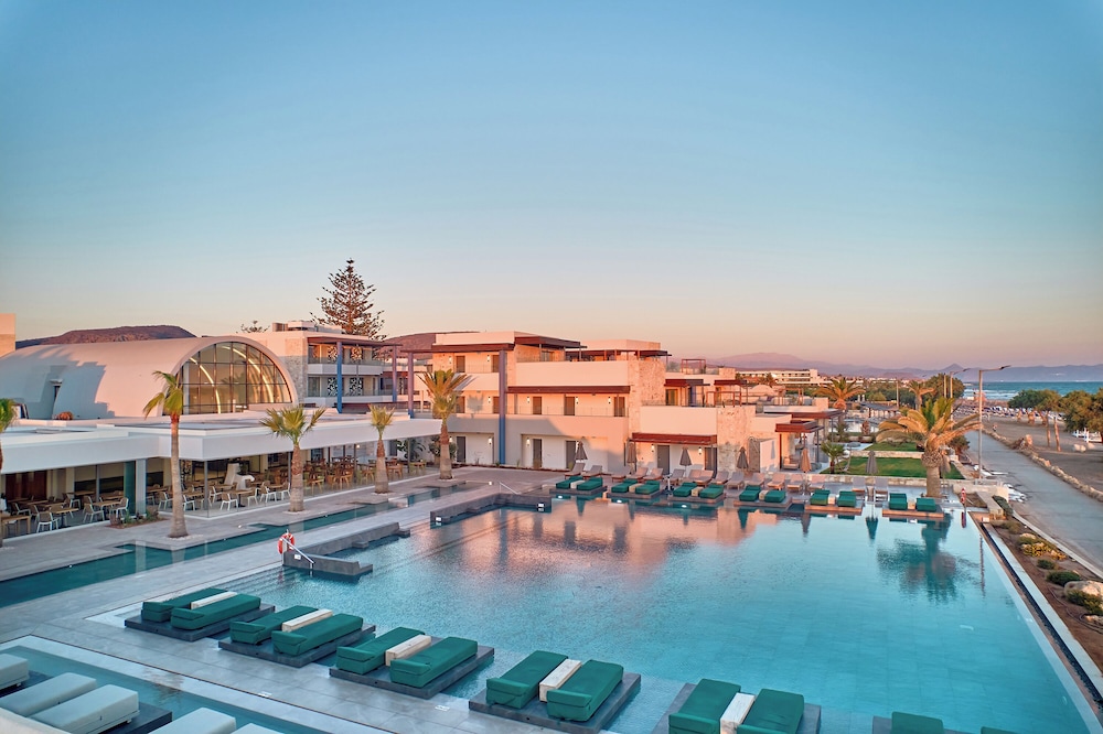 Paralos Kosta Alímia — Swimming pool in Hersonissos