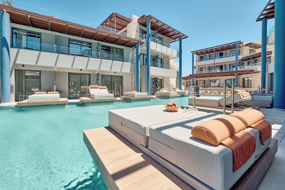 Paralos Kosta Alímia — Swimming pool in Hersonissos