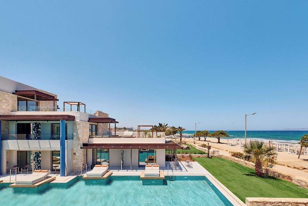 Paralos Kosta Alímia — Swimming pool in Hersonissos