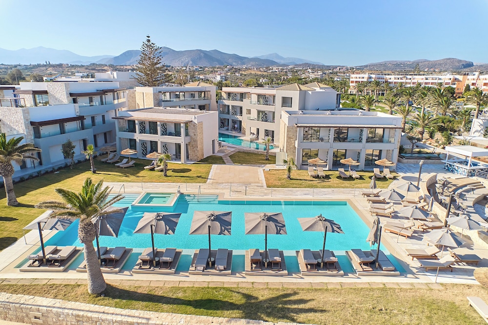 Paralos Kosta Alímia — Swimming pool in Hersonissos