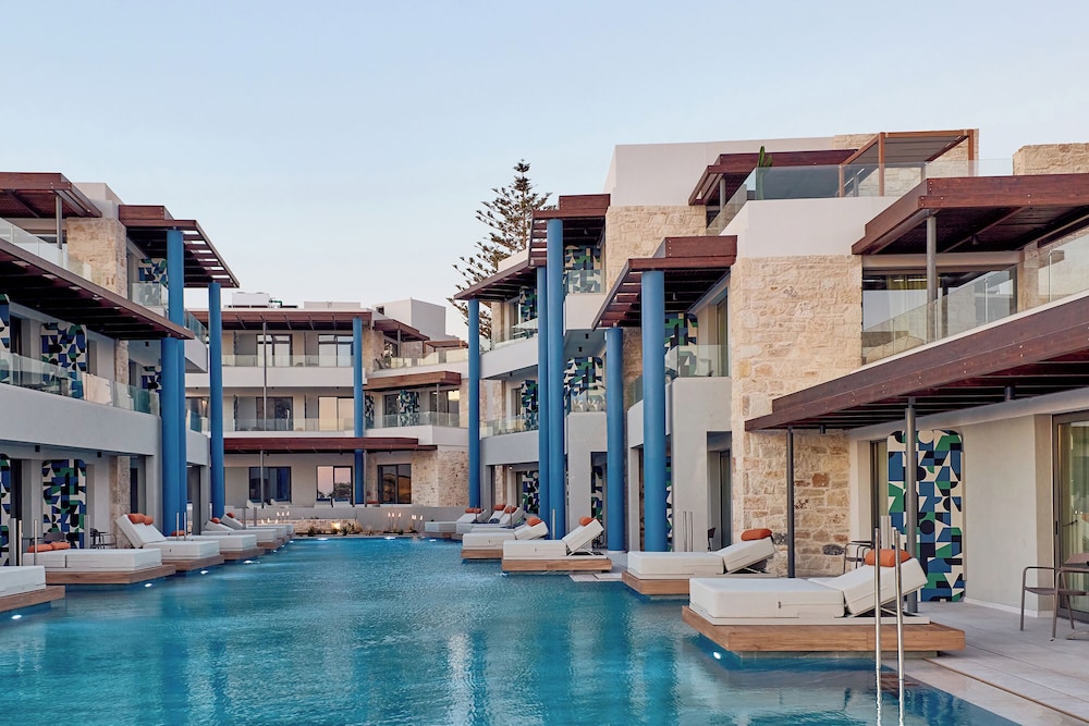 Paralos Kosta Alímia — Swimming pool in Hersonissos