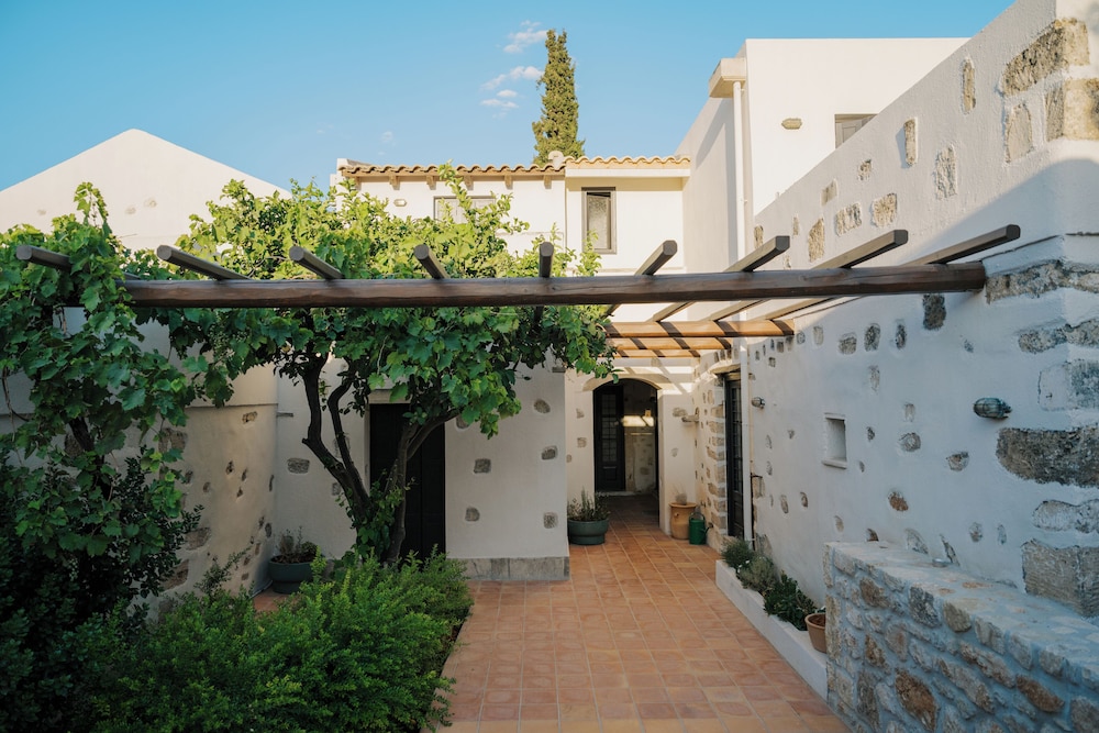 Koutouloufari Village Holiday Club — Hotel building in Hersonissos