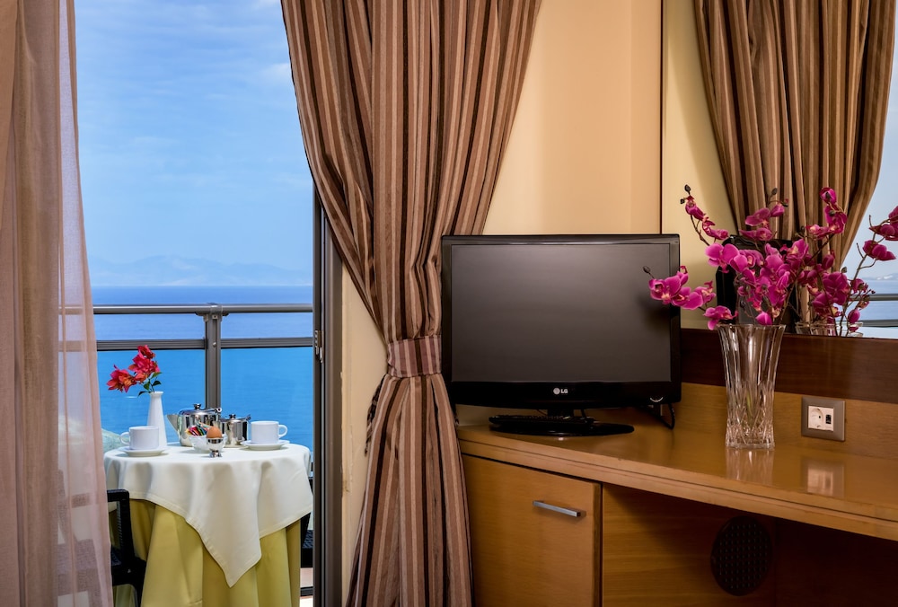 Manousos City Hotel — Hotel rooms in Rhodes Town, South Aegean