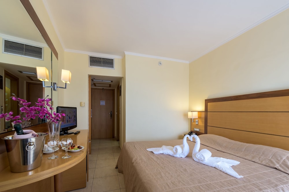 Manousos City Hotel — Hotel rooms in Rhodes Town, South Aegean