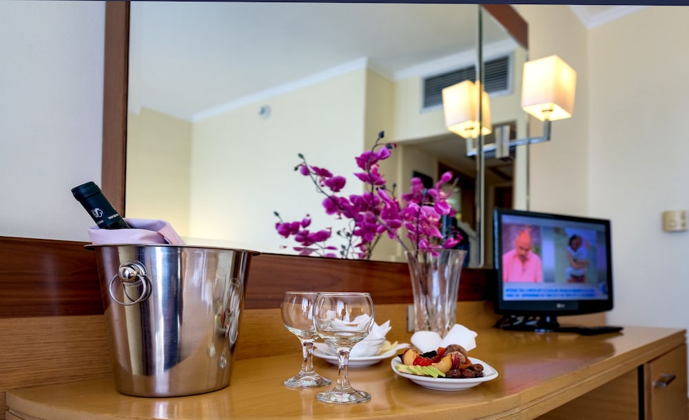 Manousos City Hotel — Hotel rooms in Rhodes Town, South Aegean