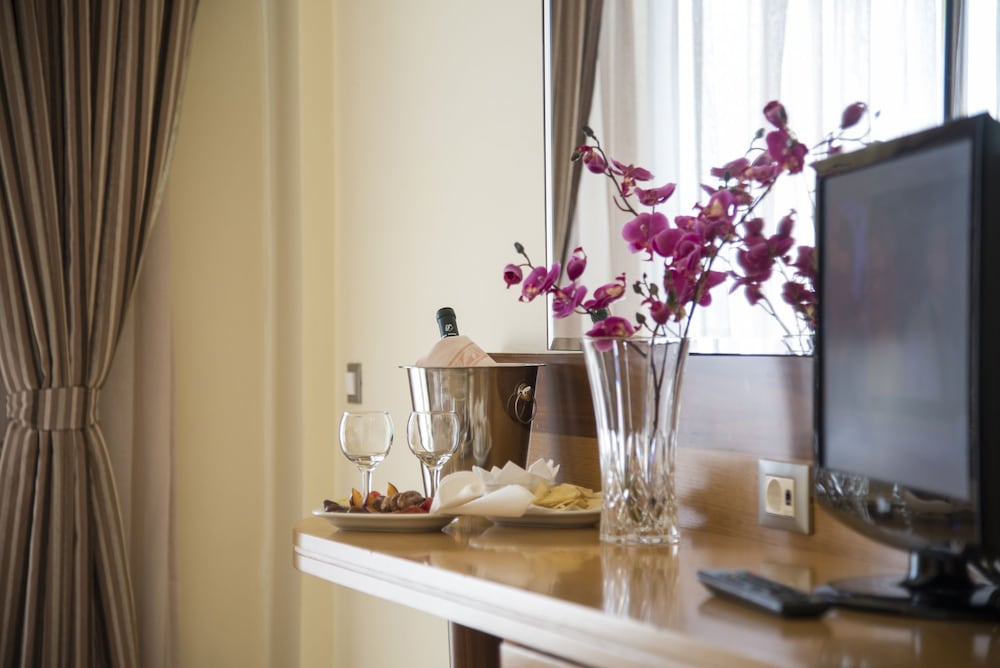 Manousos City Hotel — Hotel rooms in Rhodes Town, South Aegean