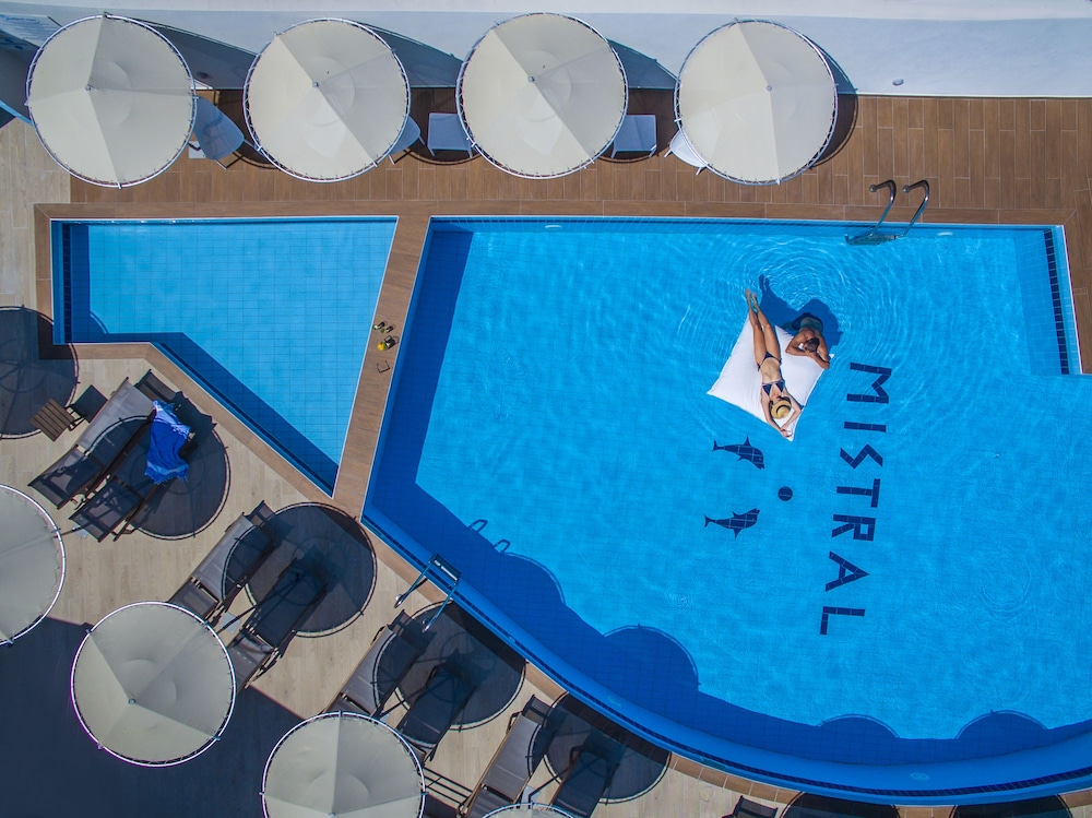 Mistral Mare — Swimming pool in Istro