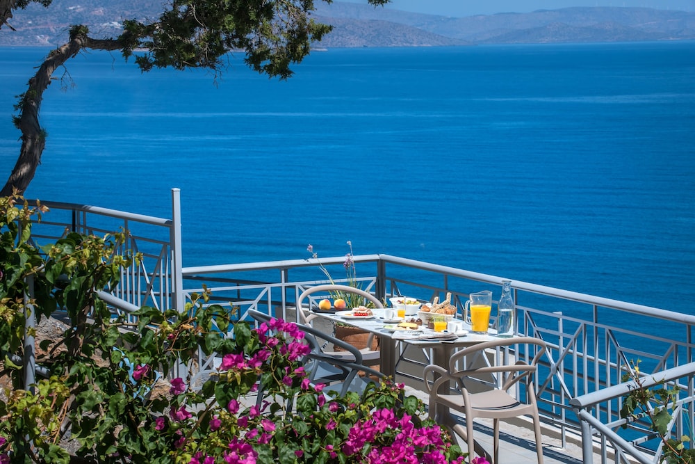 Mistral Mare — Restaurant & bars in Istro