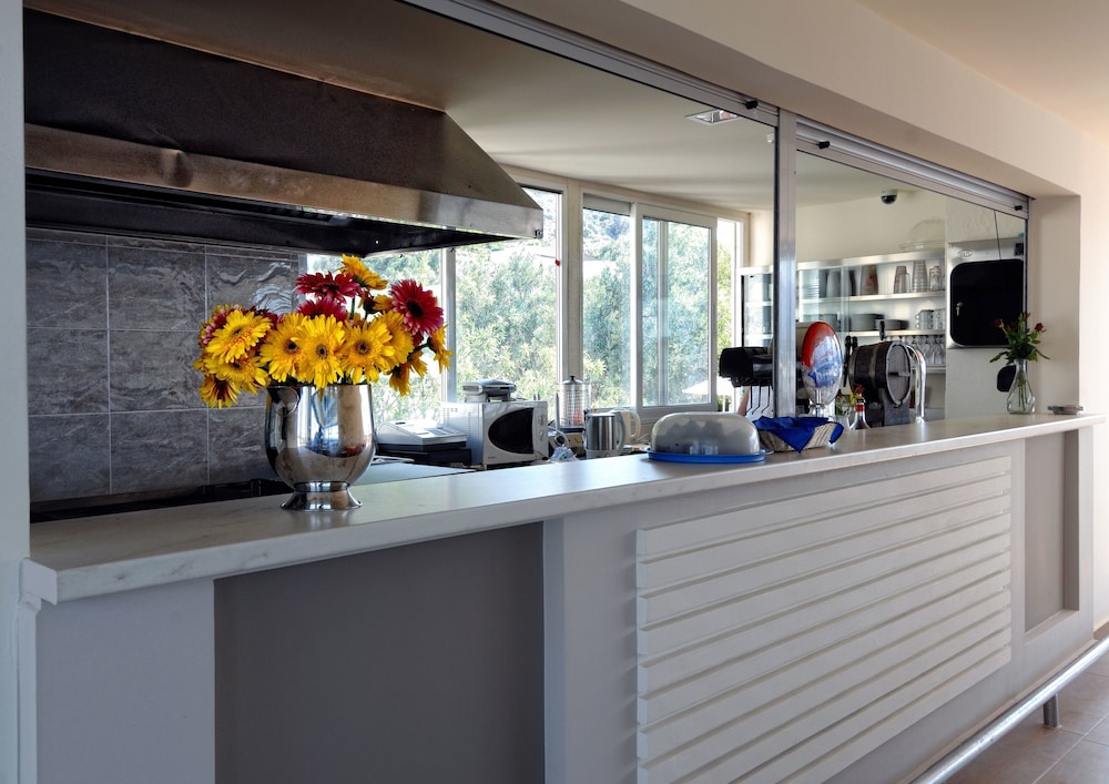 Mistral Mare — Restaurant & bars in Istro