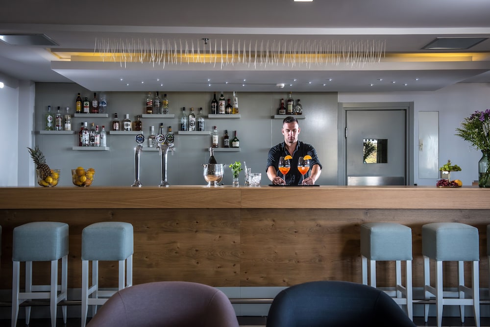 Mistral Mare — Restaurant & bars in Istro