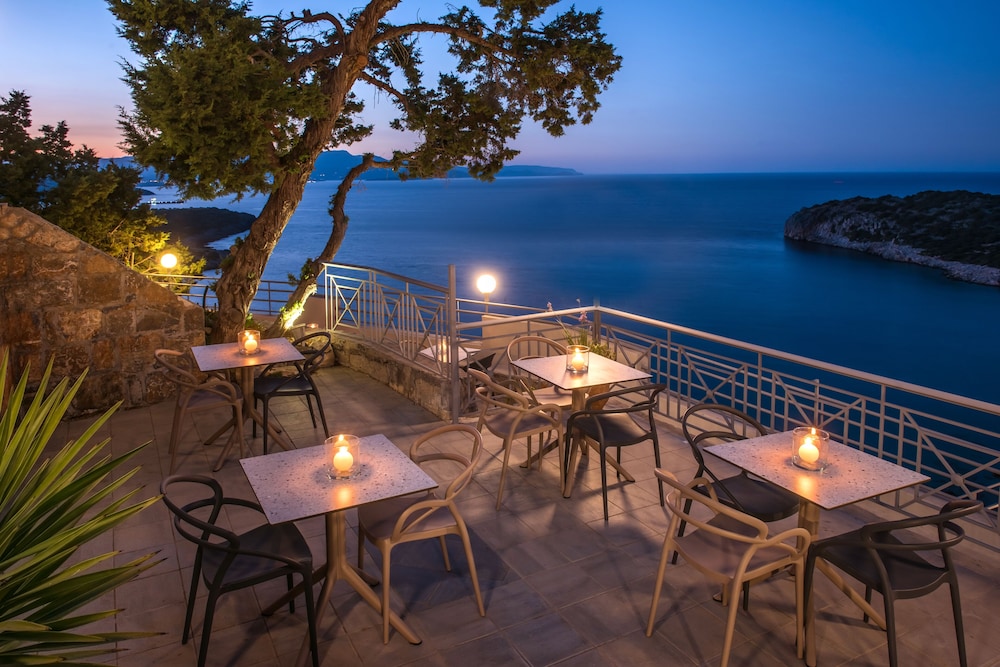 Mistral Mare — Restaurant & bars in Istro