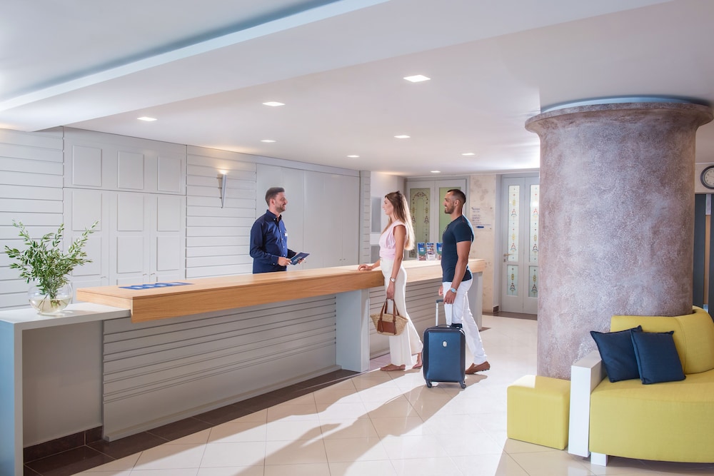 Mistral Mare — Hotel building in Istro