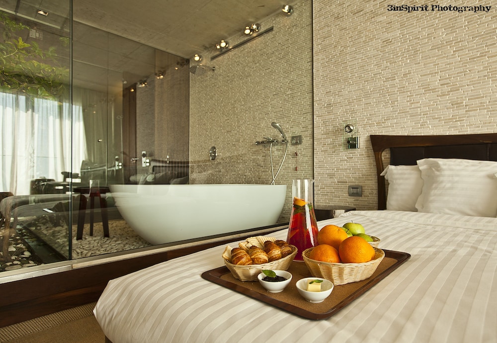 Graffit Gallery Design Hotel — Hotel rooms in Varna, Varna Region