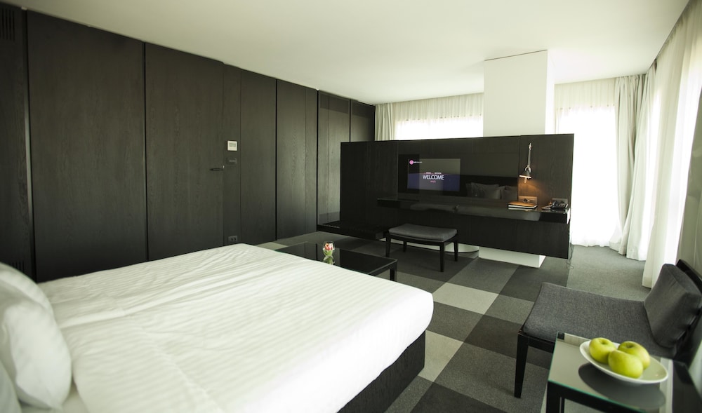 Graffit Gallery Design Hotel — Hotel rooms in Varna, Varna Region