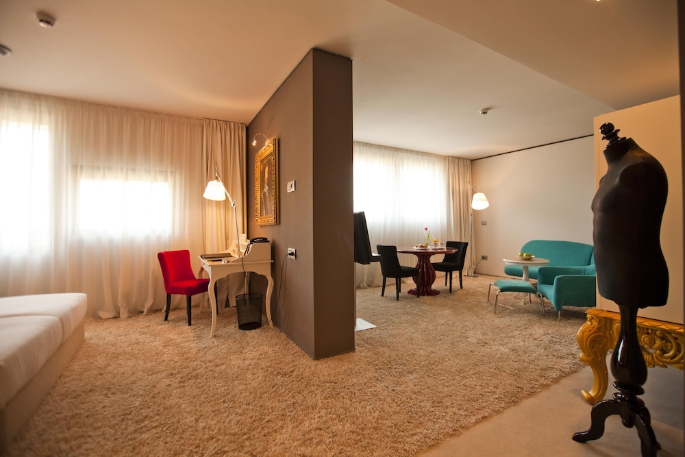 Graffit Gallery Design Hotel — Hotel rooms in Varna, Varna Region