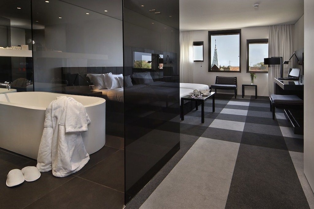 Graffit Gallery Design Hotel — Hotel rooms in Varna, Varna Region