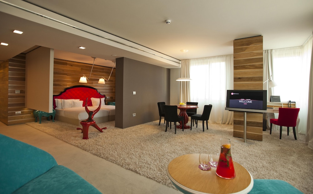 Graffit Gallery Design Hotel — Hotel rooms in Varna, Varna Region