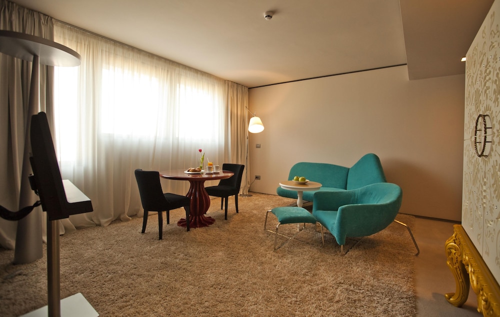 Graffit Gallery Design Hotel — Hotel rooms in Varna, Varna Region