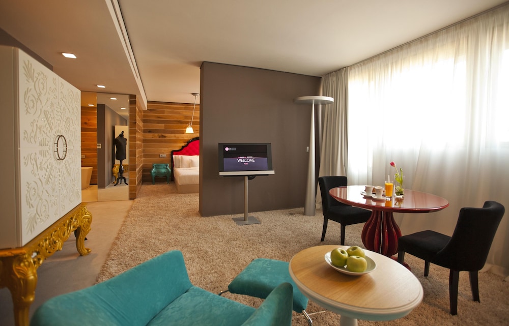 Graffit Gallery Design Hotel — Hotel rooms in Varna, Varna Region