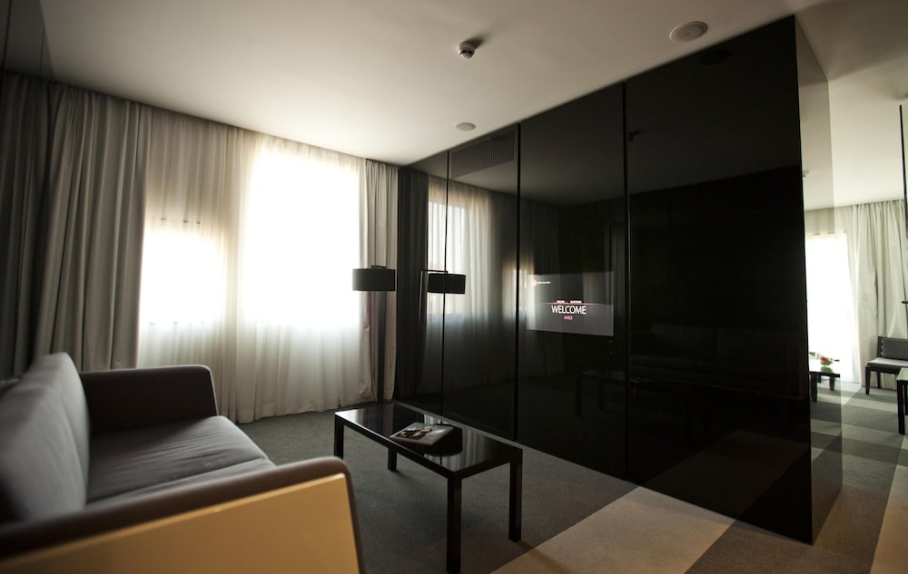 Graffit Gallery Design Hotel — Hotel rooms in Varna, Varna Region