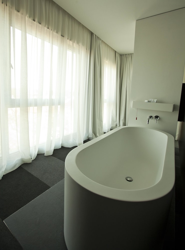 Graffit Gallery Design Hotel — Hotel rooms in Varna, Varna Region