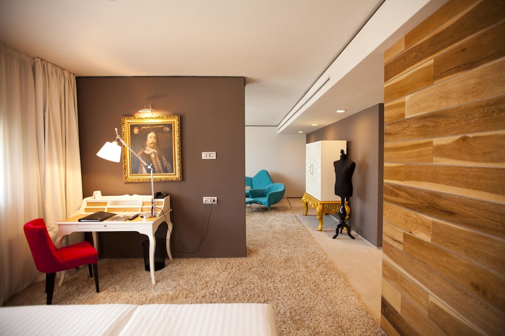 Graffit Gallery Design Hotel — Hotel rooms in Varna, Varna Region